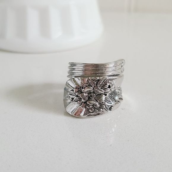 Rogers Jubilee Wrap Around Spoon Ring - Picture 2 of 5